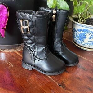 Black slightly worn Toddler shin high boots must have skinny legs ☺️